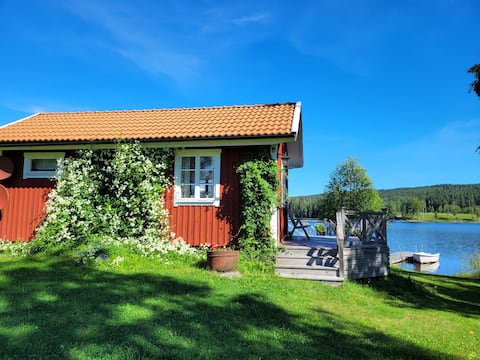 Charming cottage with large terrace and private dock