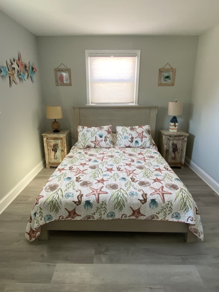 Cama queen en el dormitorio principal