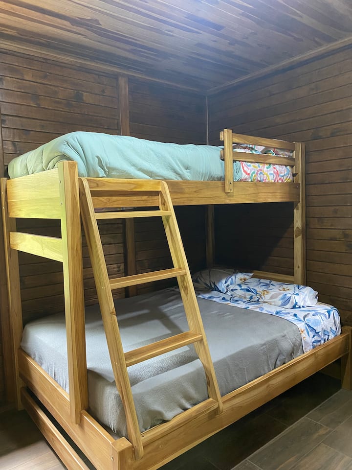 2ª camera. Ha due letti a castello, con 3 letti singoli e una queen-size