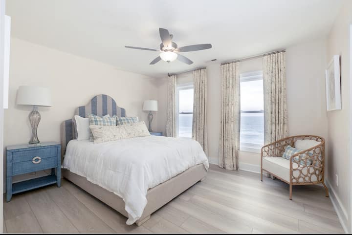 Queen room - upstairs middle bedroom 