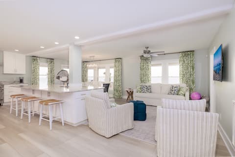 Top Airbnb: Tuck Away - Stunning Ocean Front Designer Home in Indian Beach