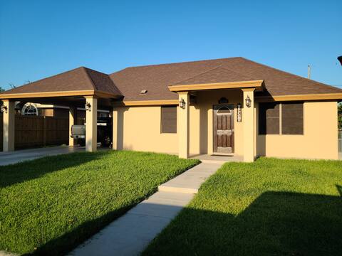 Cozy, Convenient & Central 2 Bedroom Home Porch