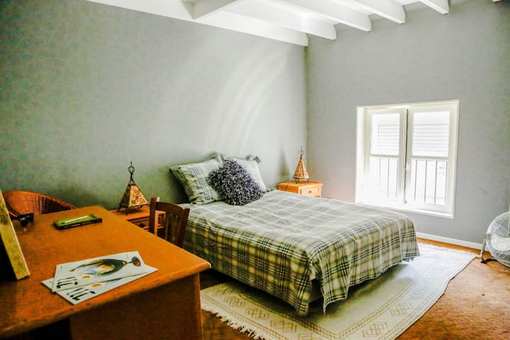 Room  of 18 square meters located on the street side 