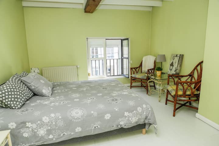 Room of 18 square meters located on the street side 