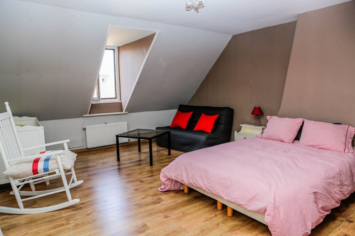 Master bedroom of 18 square meters located on the garden side 