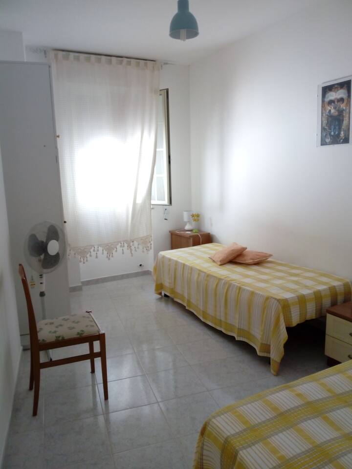 dormitorio con 2 camas más gurdaroba y mesitas de noche