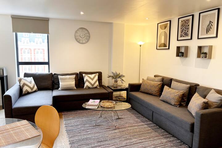 Amazing 2 bed apartment in heart of Covent Garden gallery image 2