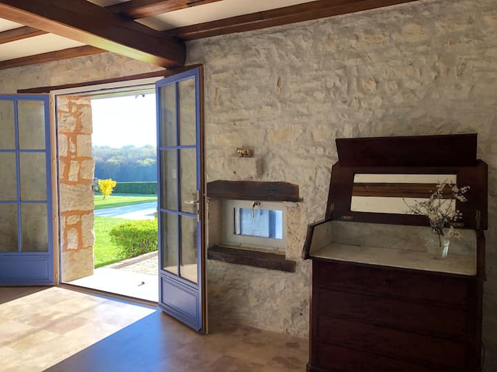 Bedroom on the ground floor with king size bed 180x200, porte-fenêtre with views of the garden,  terrace, pool and valley. Annex private bathroom.