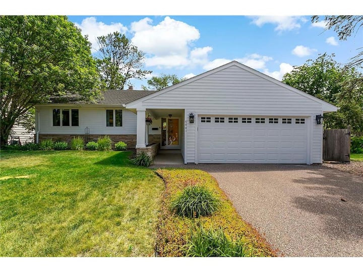 Edina: Walking Point 4+ Br Guest Home Near It All - Eden Prairie, MN