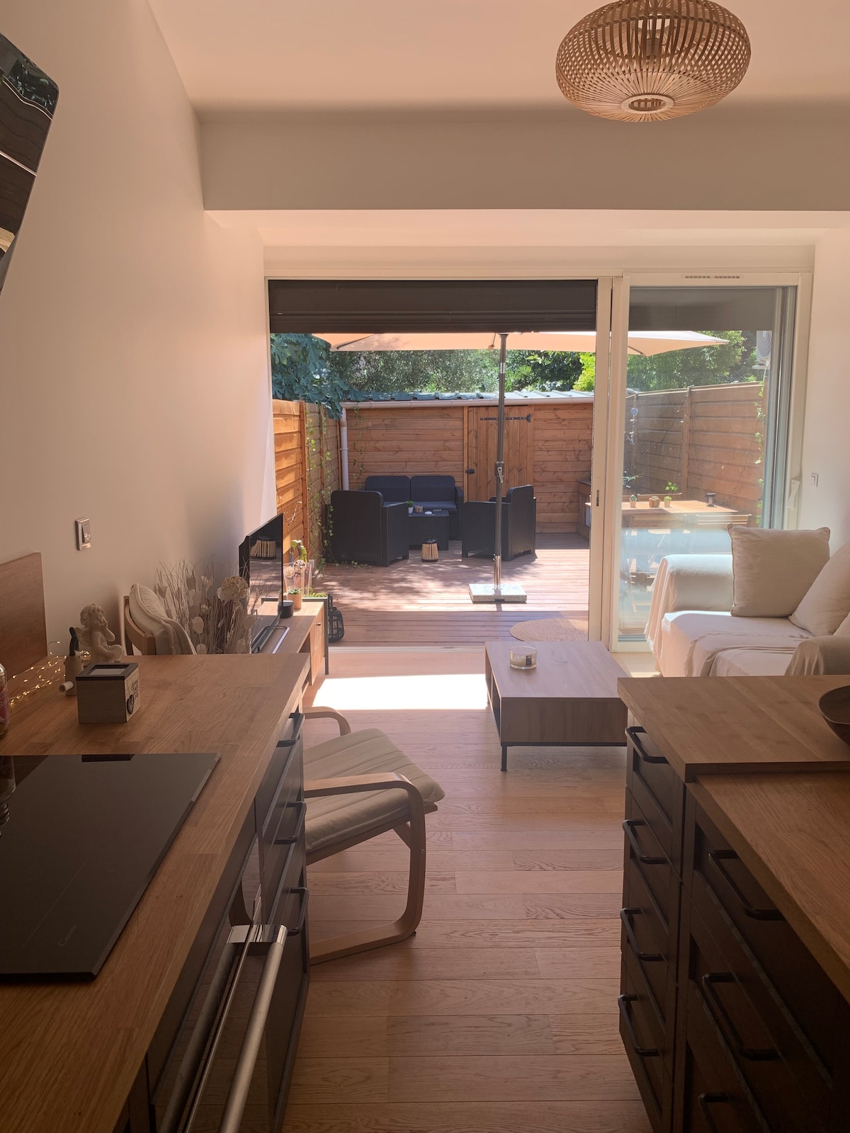 Top performing Airbnb: The house of happiness, located 5 minutes from the ramparts in Aigues Mortes