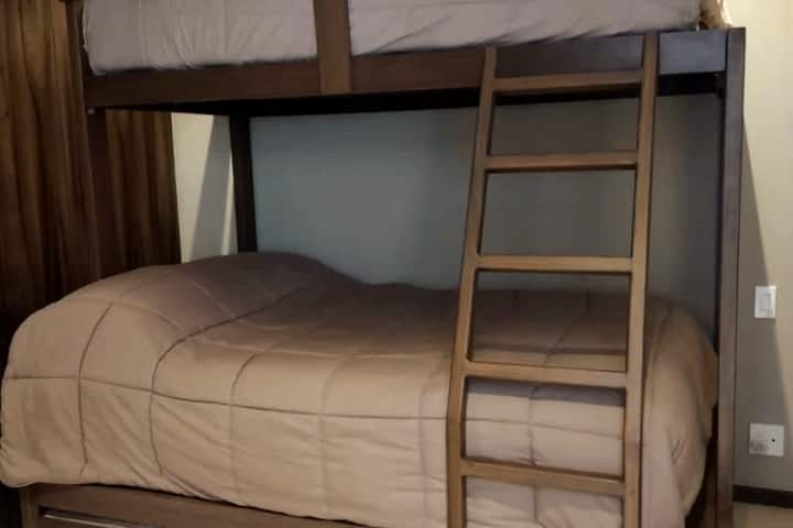 Krevat marinari me një krevat dopio "queen" dhe dy teke.