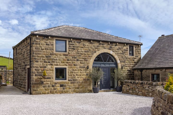 Luxury Barn in Saddleworth – Lake House