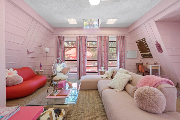 PINK Barbie House Perf Girls Trip Hot Tub Vacation homes for Rent in Waco Texas United States Airbnb