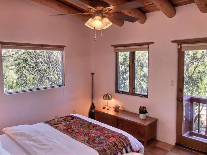 غرفة النوم 1: سرير كوين مع بياضات متميزة مع مدخل خاص وحمام (دش)