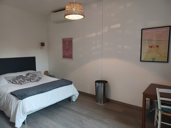 Habitación 1: Cama matrimonial, mesa de trabajo, transportista. 
Dormitorio con vistas al jardín y terraza en la planta ajardinada, en las salas de estar. Ideal para una pareja.