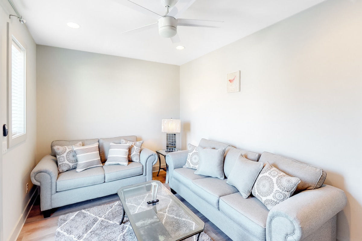 带抽拉式沙发床的游戏室