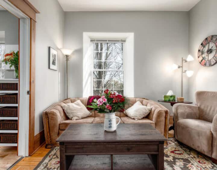 Private 2-bed Apt In Gorgeous Historic Home W/pool - Guelph