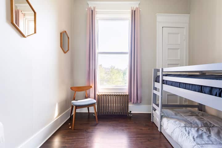 მე-2 სართულის საძინებელი #3 - ორსართულიანი საწოლები უფრო სახალისოს ხდის ძილს!