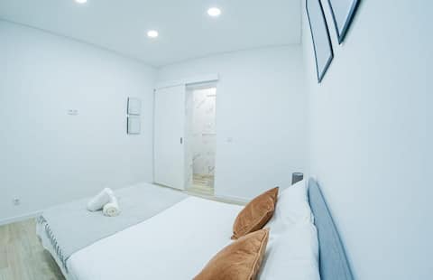Bright and modern flat with air- con and parking