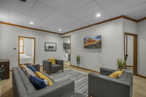 15 Min from Campus! Large 4BR Perfect for Groups!