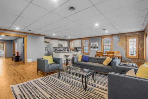 15 Min from Campus! Large 2BR Perfect for Groups!