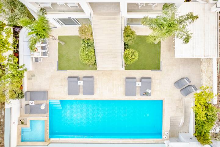 Family Villa Bella Elena with Heated Pool gallery image 3