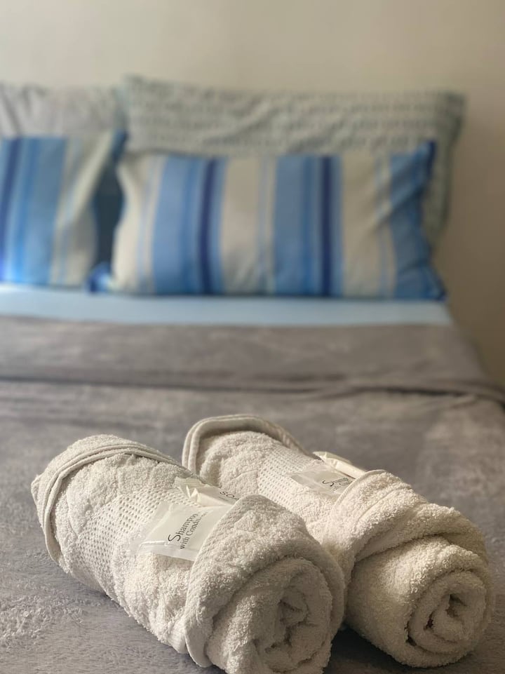 يتم توفير الشامبو والبلسم والصابون والمناشف. 