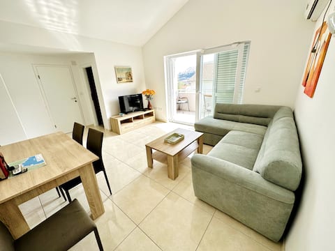 New and cozy 2BD with parking included 4+2
