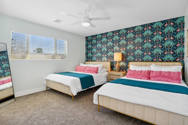 Მთავარ საძინებელში დგას 4 ზრდასრული ადამიანი 2 ზომის საწოლში.