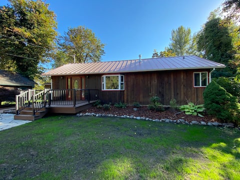 Cheerful 2 bedroom cabin on the Clackamas River