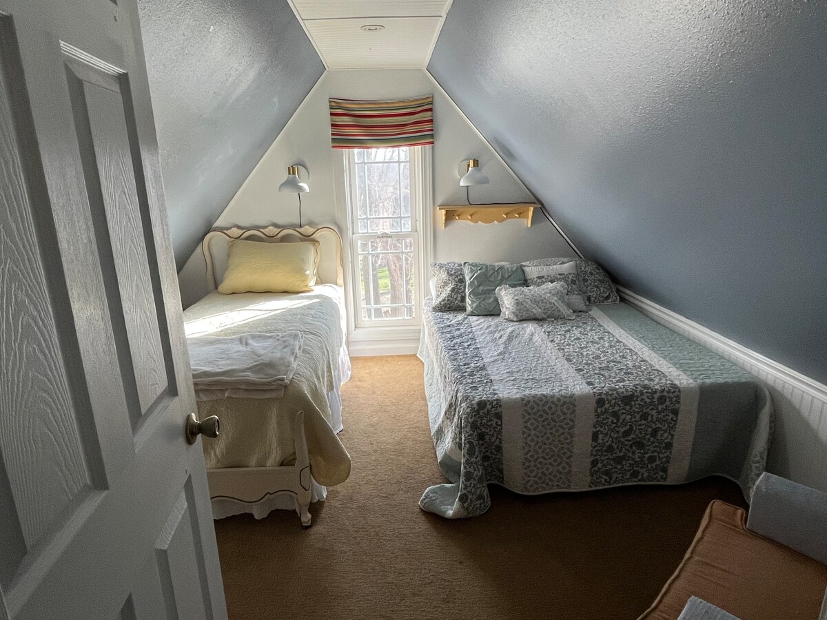 Chumba cha kulala 3 chenye kitanda kimoja na kitanda kimoja.