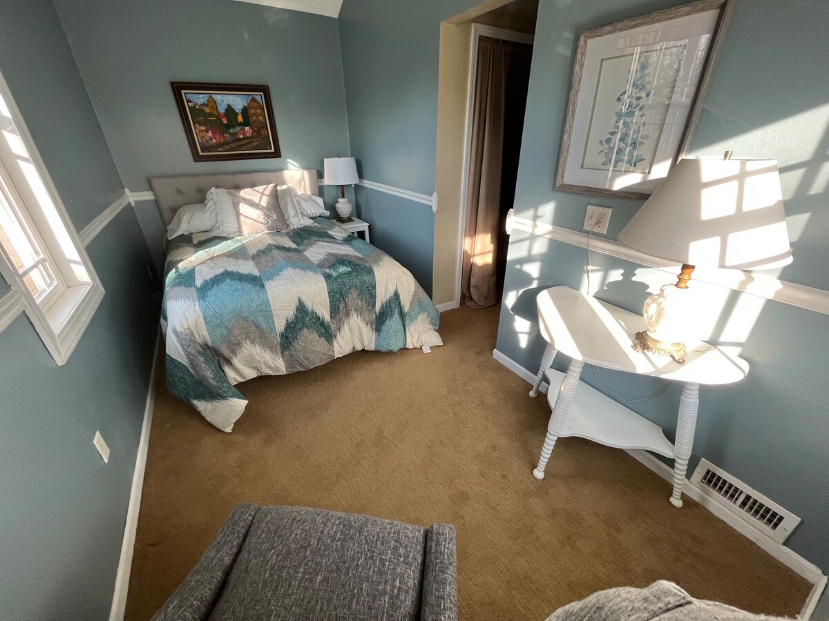 Chumba cha kulala 2 na kitanda kamili.