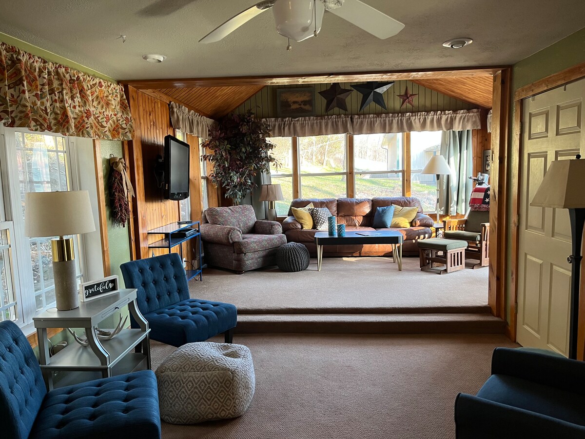 Sebule yenye starehe kwa ajili ya kutazama filamu.  Unaweza kuunganisha hotspot yako kwenye TV ili kutazama Netflix/Hulu/mkuu.  DVD kadhaa zinapatikana kwa matumizi yako pia. 