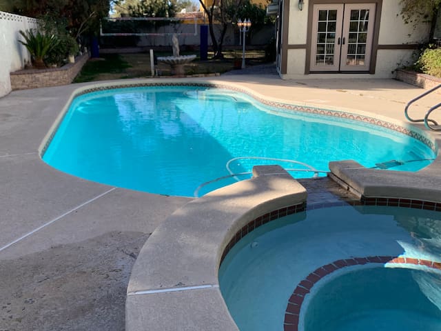 Private Getaway- 6 Bed/ Pool/Superbowl Package