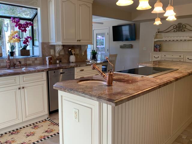 Private Getaway- 6 Bed/ Pool/Superbowl Package gallery image 3