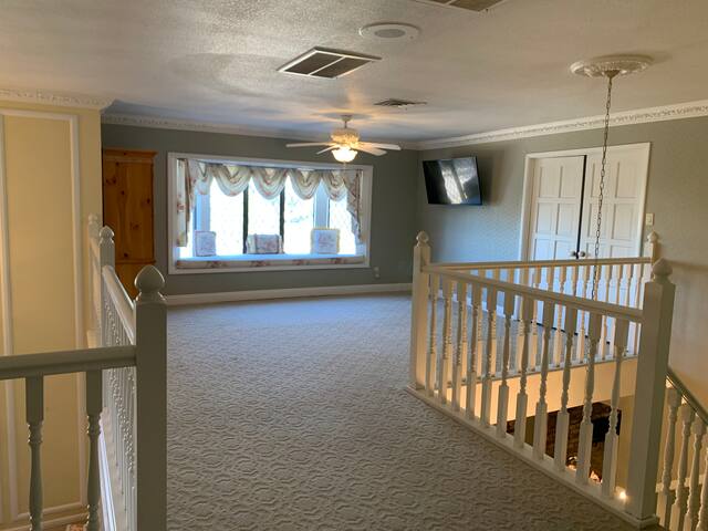 Private Getaway- 6 Bed/ Pool/Superbowl Package gallery image 4