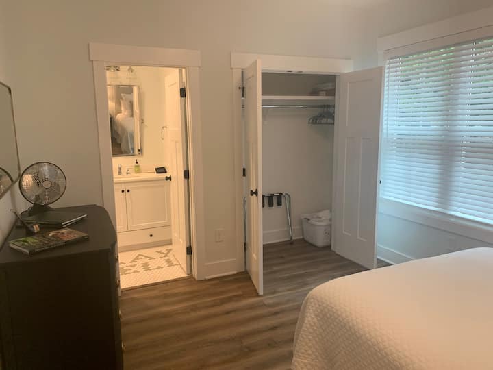 חדר שינה שני כולל ארון גדול ונכנס לחדר האמבטיה עם אמבטיה/מקלחת.