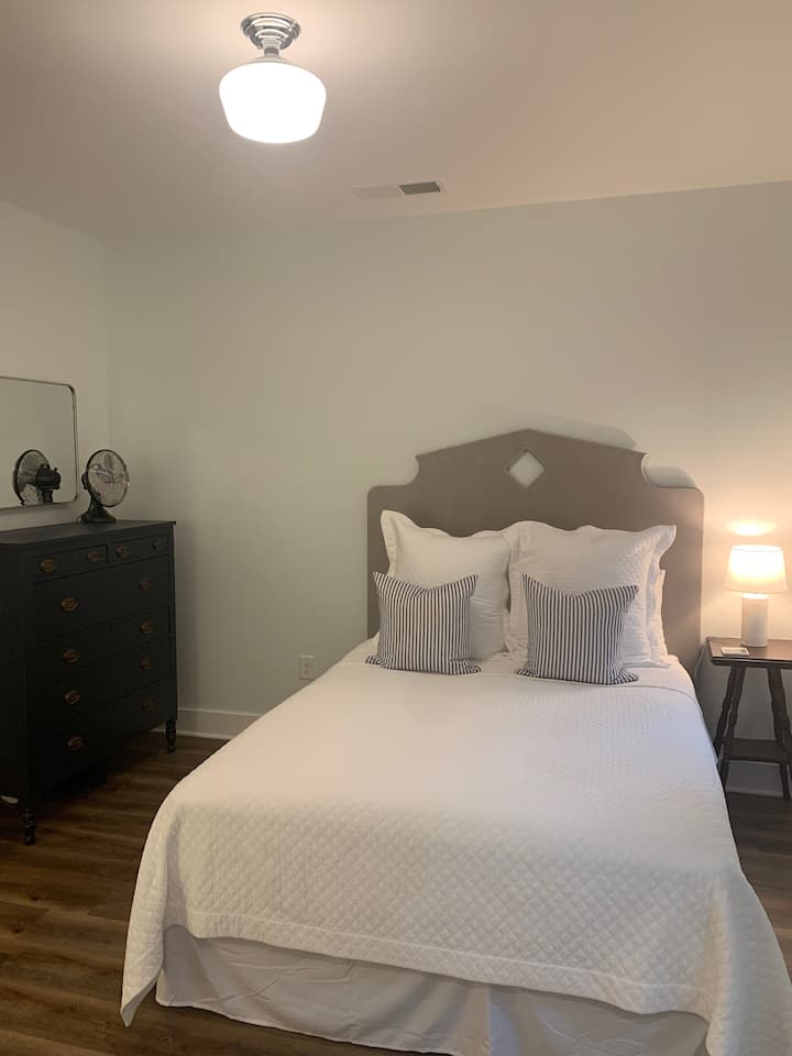 חדר שינה אחד - מיטת קווין סייז עם סדיני כותנה פימה, חדר ארונות, אמבטיה מלאה עם מקלחת. מיטת פלטפורמה מתכווננת מתכווננת בראש המיטה. 