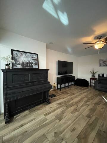 Luxurious 5 Bedroom Vegas Home w/Loft! Sleeps-14 gallery image 5