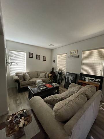 Luxurious 5 Bedroom Vegas Home w/Loft! Sleeps-14 gallery image 2