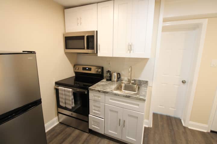 Chestnut Hill 2nd Floor Studio Apt #5 W/kitchen - Bucks County, PA