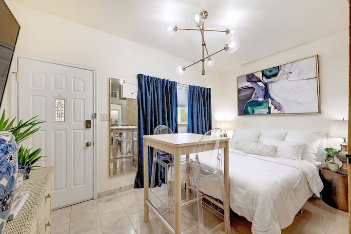 Downtown Lake Austin, Free Parking! - Austin, TX