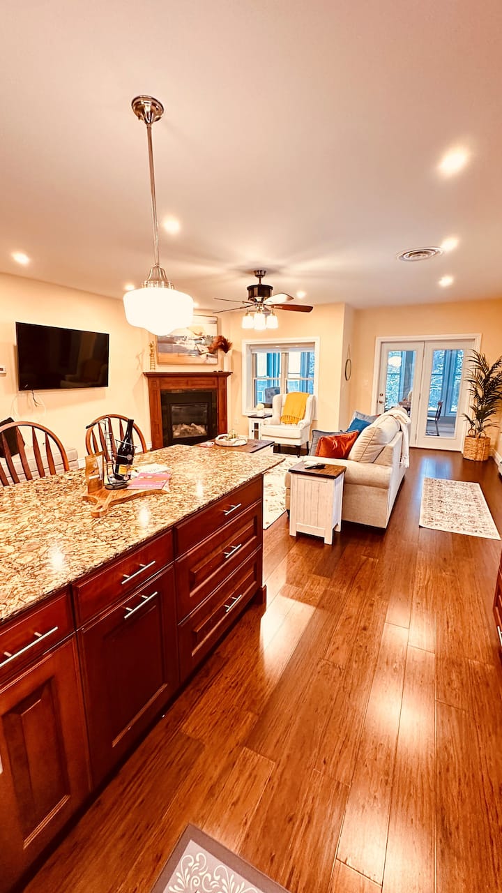 Cozy Retreat On The Eastside Estate (Sleeps 8) - Napanee