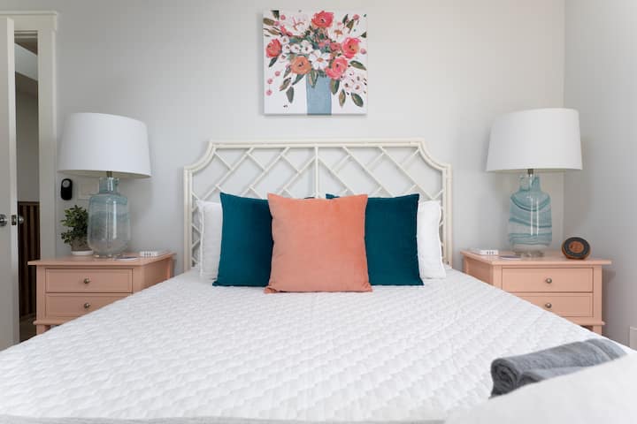 Segundo dormitorio: ¡cómoda cama tamaño queen tamaño queen con un colchón de espuma viscoelástica y una lámpara lateral! Incluye sábanas y una manta. ¡Incluso una máquina de sonido!