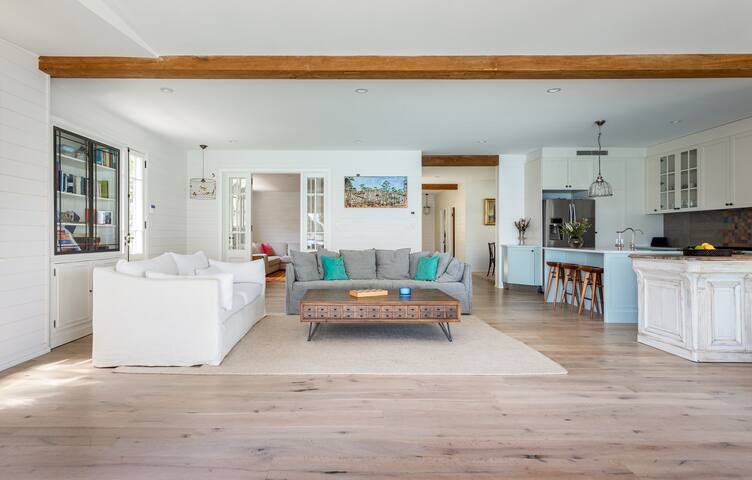 Stunning 5 bed beach front property in Bundeena gallery image 5