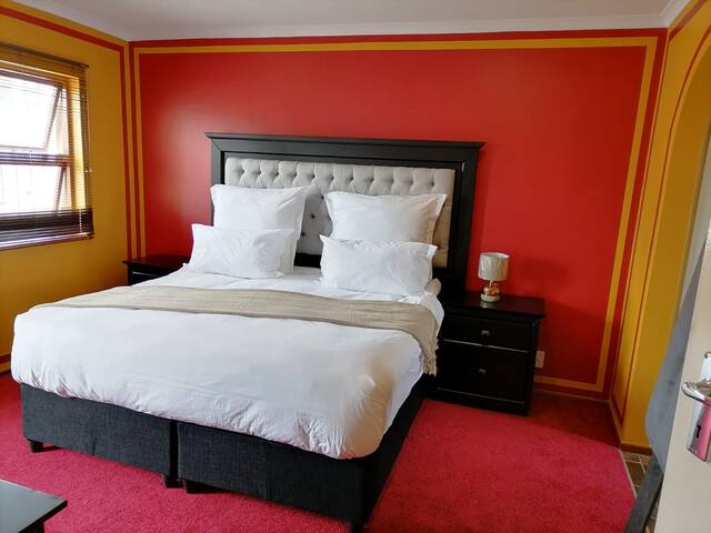 Capetown Adilo Villa. 5 Mins to the Beach gallery image 5