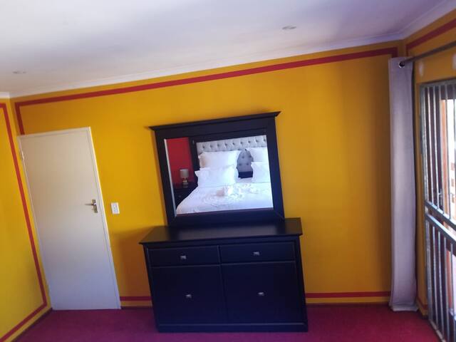 Capetown Adilo Villa. 5 Mins to the Beach gallery image 4