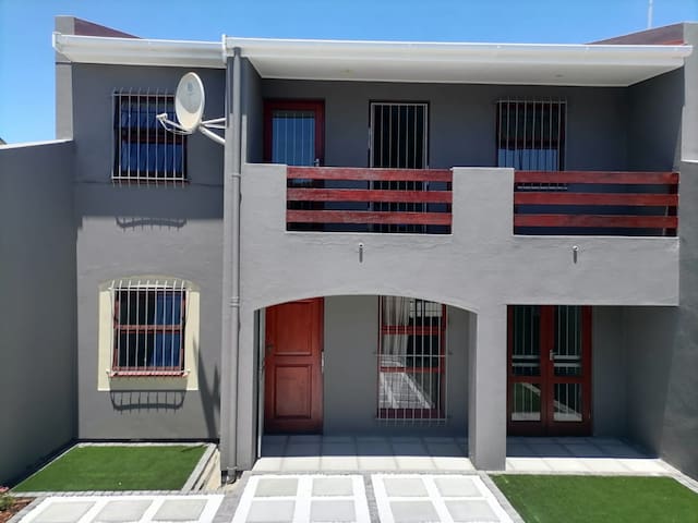 Capetown Adilo Villa. 5 Mins to the Beach