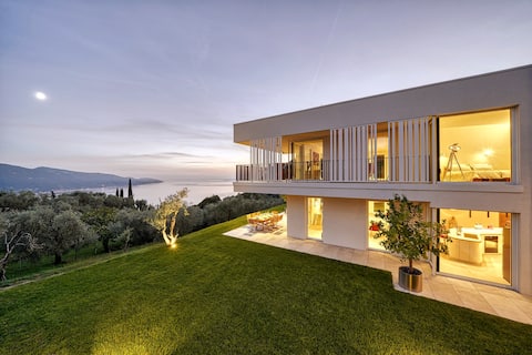 Airbnb con migliori performance: Villa with a breathtaking lake view in Tignale a Tignale