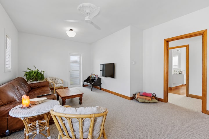Beach / Lake House With Luxury Sleepout - New Plymouth